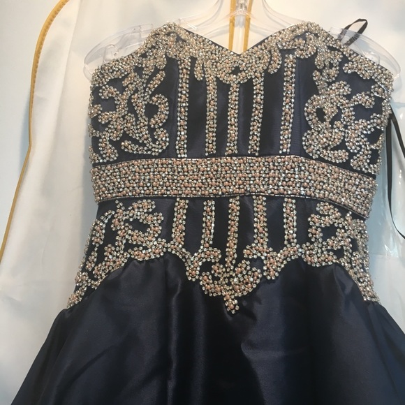 Mac Duggal Evening Dress - Picture 5 of 8